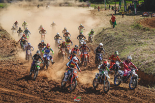 A cidade de Indaial esta sendo palco, neste fim de semana, da abertura oficial do SportBay Campeonato Catarinense de Motocross 2026. O Mot�dromo do Parque Municipal recebe pilotos de diversas regi�es e um p�blico expressivo, em um s�bado marcado por 