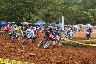 A cidade de Schroeder est sendo o grande centro das atenes do Velocross neste final de semana, ao sediar uma rodada tripla que reuniu importantes competies da modalidade. 