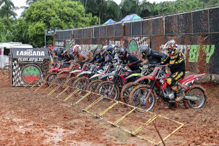 O ronco dos motores voltou a ecoar forte no tradicional Sport Bay Campeonato Catarinense de Velocross e no Sul-Brasileiro de Velocross, que tiveram sua abertura realizada no �ltimo final de semana, em Schroeder, no consagrado Mot�dromo Trinca Ferro.
