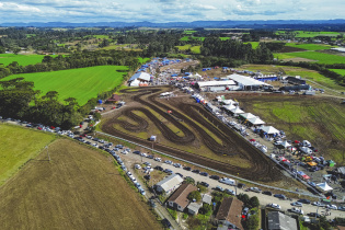 Mesmo diante de um dos finais de semana mais desafiadores da temporada, a cidade de Major Vieira mostrou mais uma vez a for�a do motociclismo catarinense e realizou com sucesso a 4� etapa do Sportbay Campeonato Catarinense de Velocross 2026.