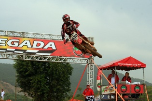 Relembre os melhores momentos da abertura do Catarinense de Supercross em Imbituba.